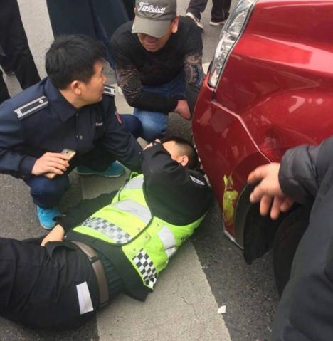 大连一交警执勤时被撞受伤 网友:肇事者心真大