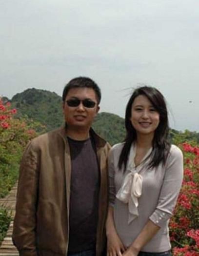 38岁张蕾近照流出,与年过五旬老公相亲相爱,网