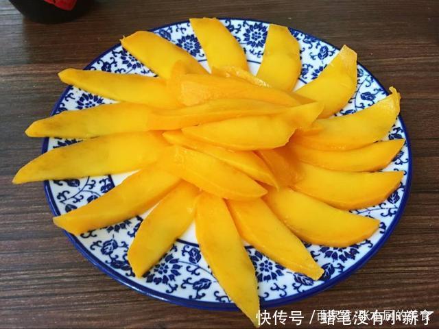 芒果这种剥法还是第一次见,不用刀,不浪费果肉