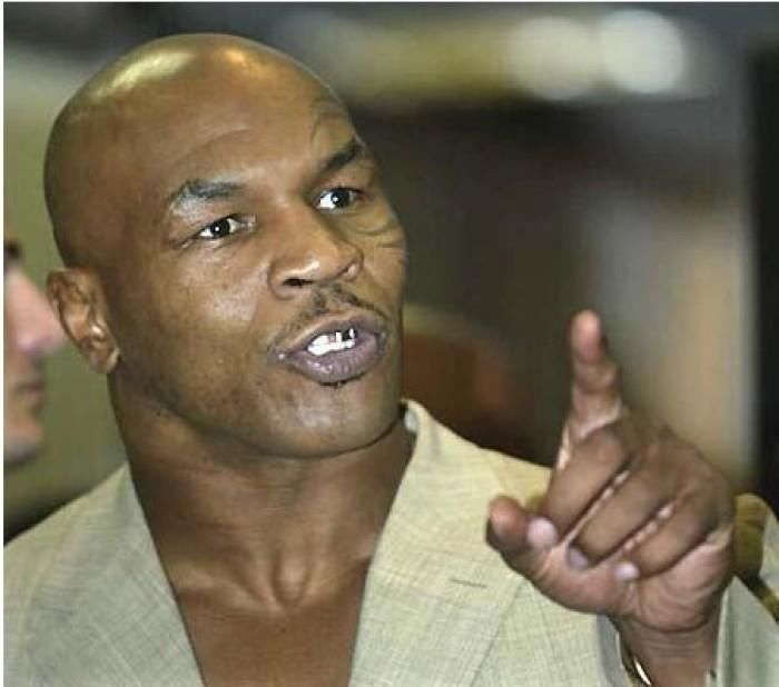 没过两天,有电视台的美女记者去采访他,泰森豪言,"想采访我,就得先和