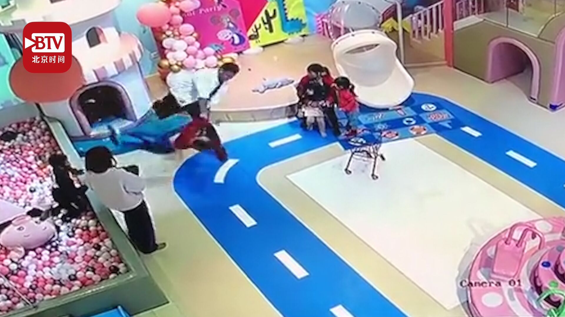 疑因看到自己孩子受欺负 男子冲进游乐区 抓起4岁男童摔出两三米 疑因看到自己孩子受欺负 男子冲进游乐区 抓起4岁男童摔出两三米