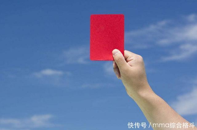 足球场上演拳击赛!裁判与球员大战,不敌对手鼻