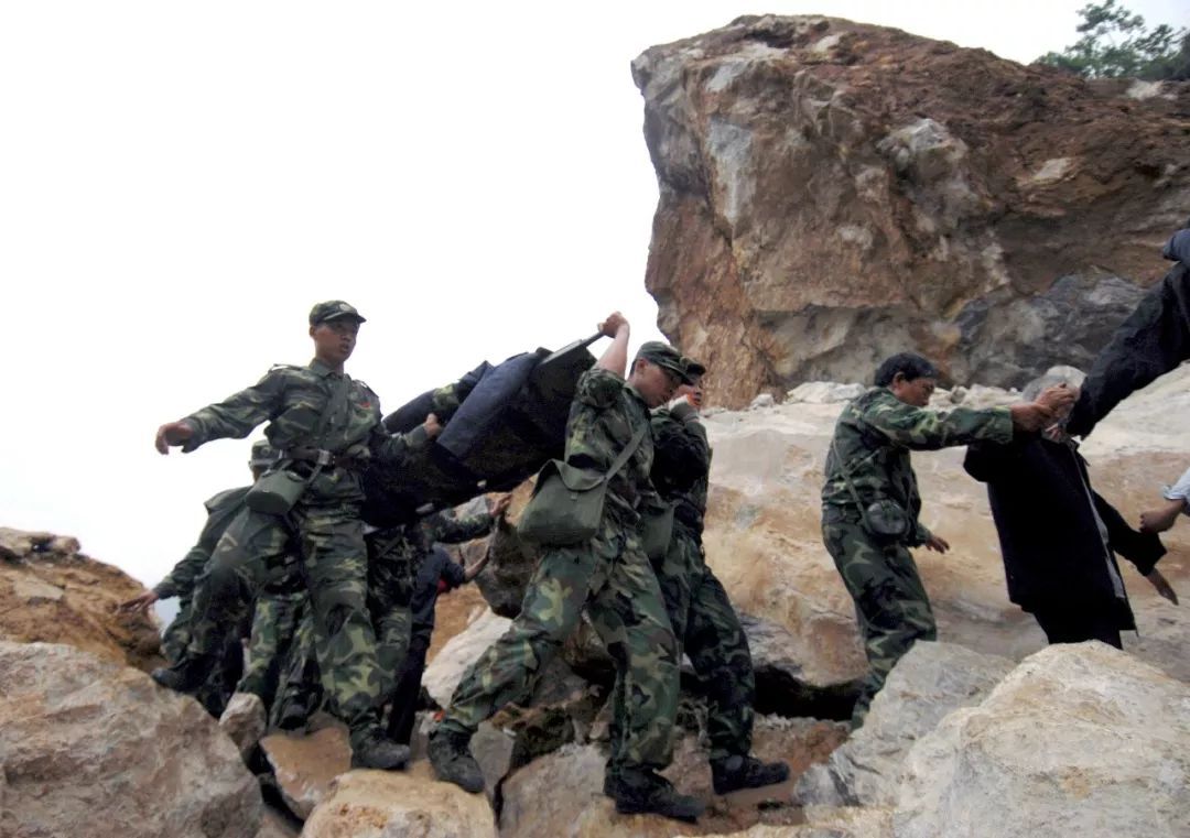 “那年我16岁,她15。 今年我26岁,她15。” “那年我16岁,她15。 今年我26岁,她15。”