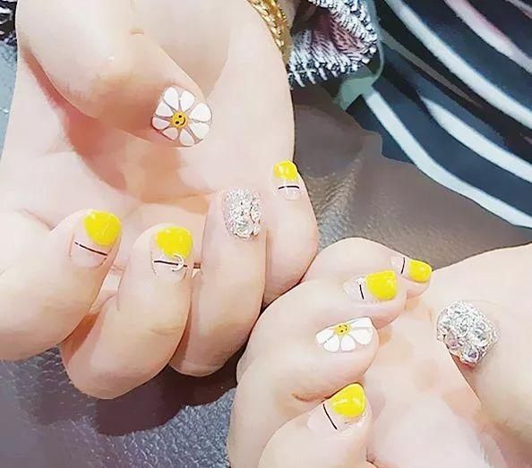 指甲太短怎么做才能使手指显白皙显修长?过年