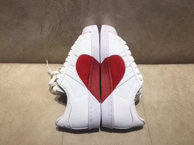 戚薇李承铉倾力代言AdidasSuperStar爱心情侣