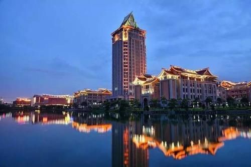 它是第一所以华侨命名的高等学府,周恩来总理