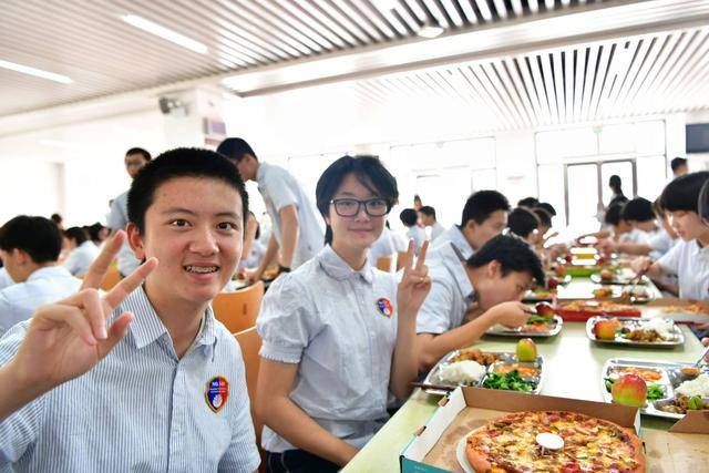 中学校长请考生吃比萨 放飞考试必胜郑能量
