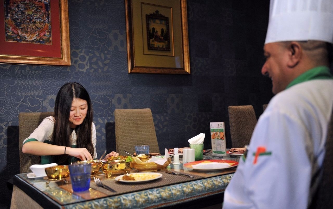 再就是酒店的浴室部分，淋浴间和浴缸一般是分开的，因为如果两个在一块的话，站到里面洗也很不舒服。酒店体验员也会看酒店所提供的洗漱用品，如果是星级酒店则要看它提供的是酒店自己的，还是其他名牌。欣妍说：“作为体验员，酒店都是免费的，我比较喜欢有特色的，哪怕设施上没有星级的标准，但是它只要有自己的特色，我就觉得很好。