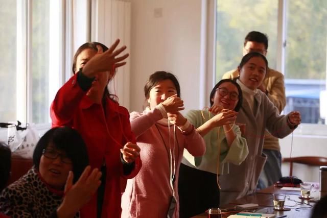 莺儿提到的打络子的诸般花样,"一炷香,朝天凳,象眼块,方胜,连环,梅花