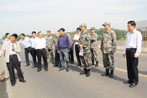江苏省军区领导来新沂勘察防汛工作