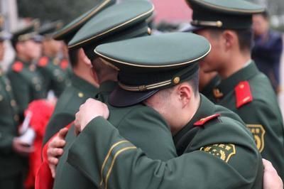 男子退伍后找工作,被经理嘲笑没文化,老板过来