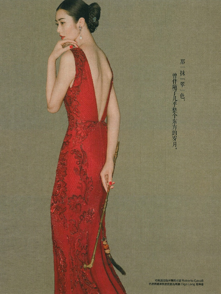 穿红色礼服的刘雯露出了性感的美背。