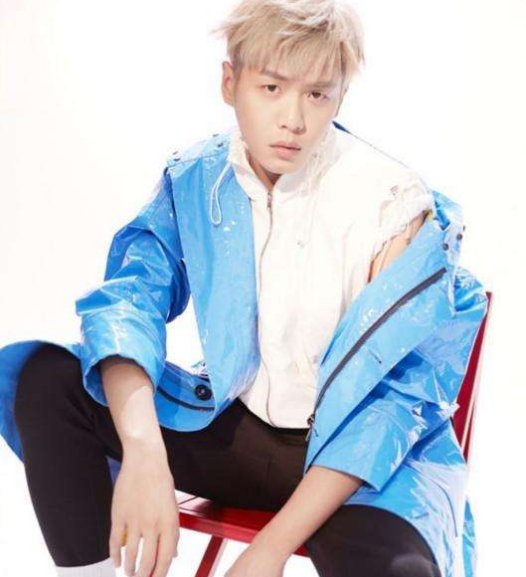 中学生每天中午吃1元的泡面攒钱买手机偷玩被