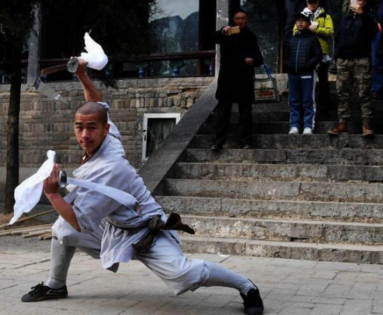少林寺武僧习武画面曝光 石板踩出深坑