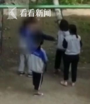 初二女生被连扇耳光拉扯头发 遭群殴后不敢反抗 初二女生被连扇耳光拉扯头发 遭群殴后不敢反抗