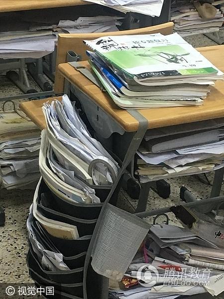 一名同学的课桌边上挂着书袋,便于随时查看资料.