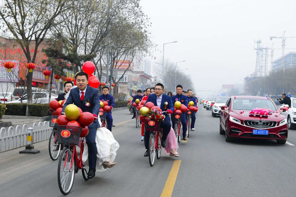 长治:66辆单车演绎"最浪漫婚礼"