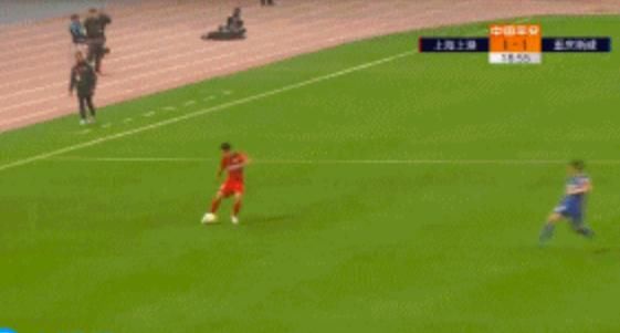 次停球5米远后又出神作,40米传中险成世界波进球