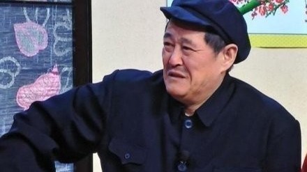 赵本山久违登台表演 遭粉丝强抱吓一跳 居然顺手扯下了粉丝假发