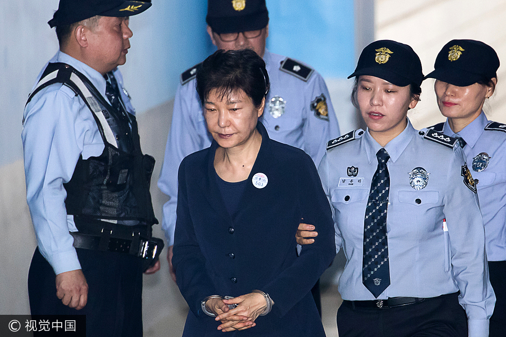 韩国前总统朴槿惠被捕后53天首露面 与崔顺实并排受审