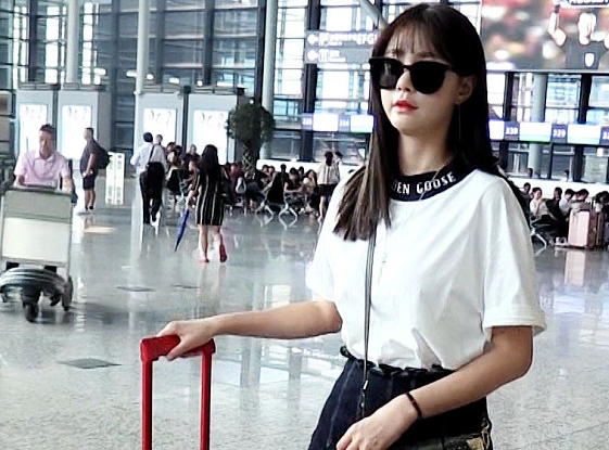 沈梦辰穿黑色短裤现身机场大方秀腿 墨镜遮面