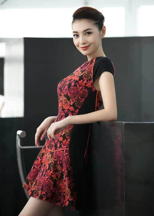 《跨界歌王》主持人之栗坤 甜美可爱的女主播 《跨界歌王》主持人之栗坤 甜美可爱的女主播