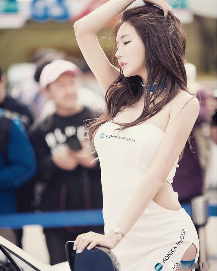 美少女变身赛车女郎 萝莉脸配魔鬼身材 美少女变身赛车女郎 萝莉脸配魔鬼身材