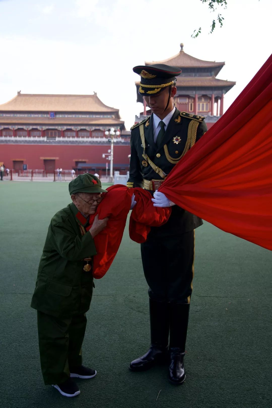 左一为李安甫老人说"手中握住国旗,贴在脸颊上时,我就流泪了.