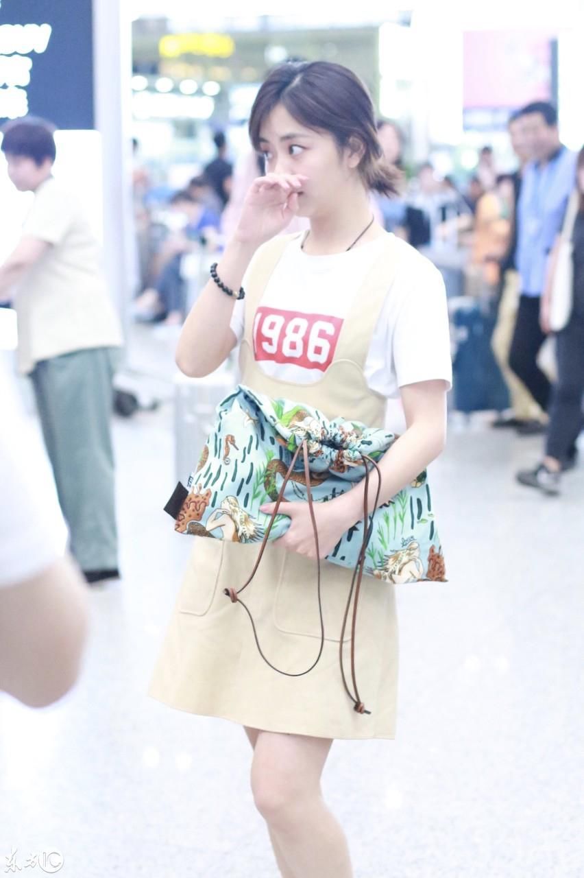 谭松韵机场街拍,白色T恤配卡其色背带裙青春亮
