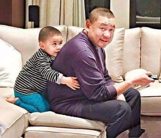 甘比儿子越来越胖,长相酷似刘銮雄!难怪刘鸣炜