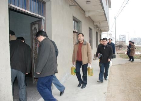 幸运的一类人,国家包吃包住包穿,去医院看病也