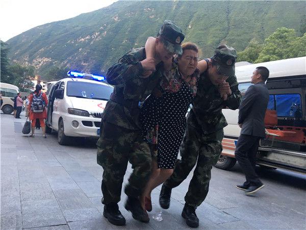 九寨沟当地医院伤员增多 数十人重伤多为骨折