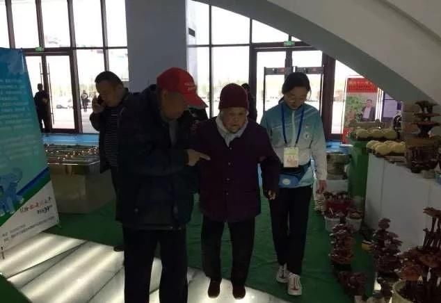 菜博会喜迎八方客 志愿者乐助四海人