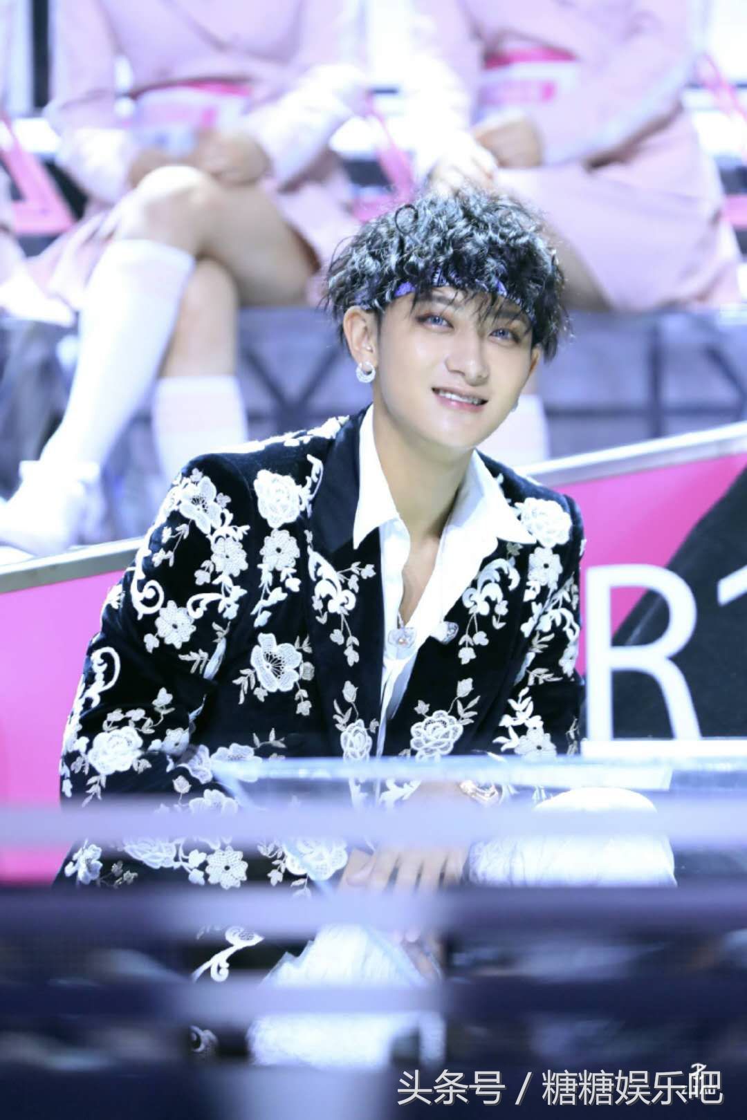 黄子韬参加综艺节目碎花外套配一头的方便面,