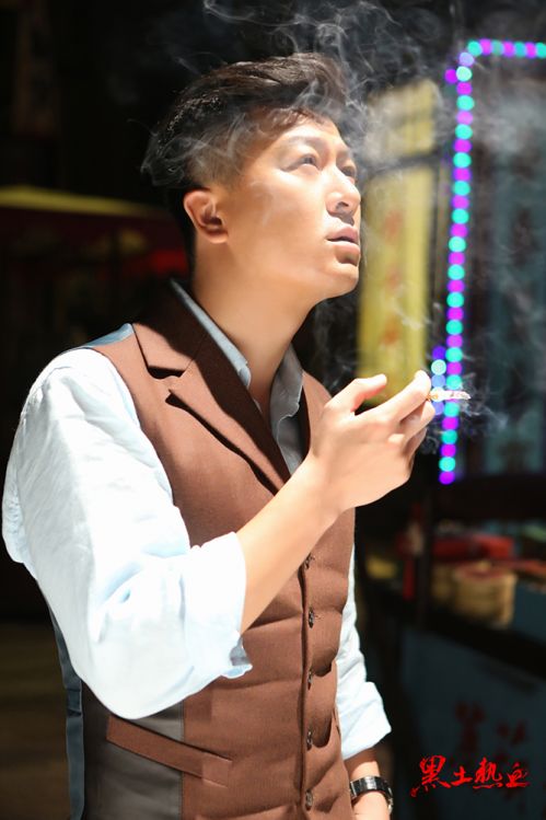 由于毅,王劲松,刘威葳,张芷溪主演的电视剧《黑土热血》正在中央八台