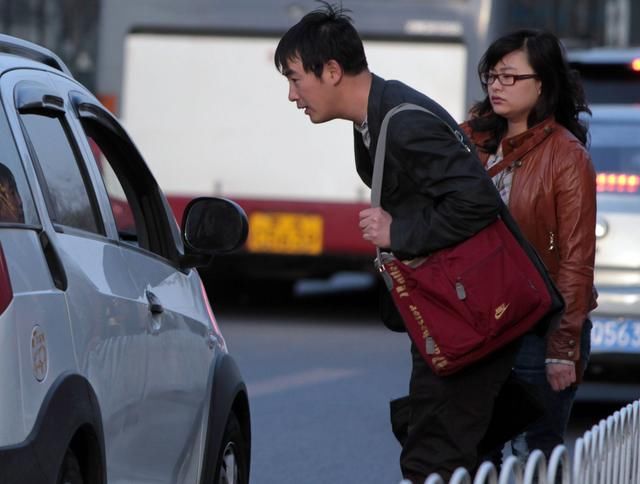 女乘客钱包落滴滴车上,司机索要500好处费,钱