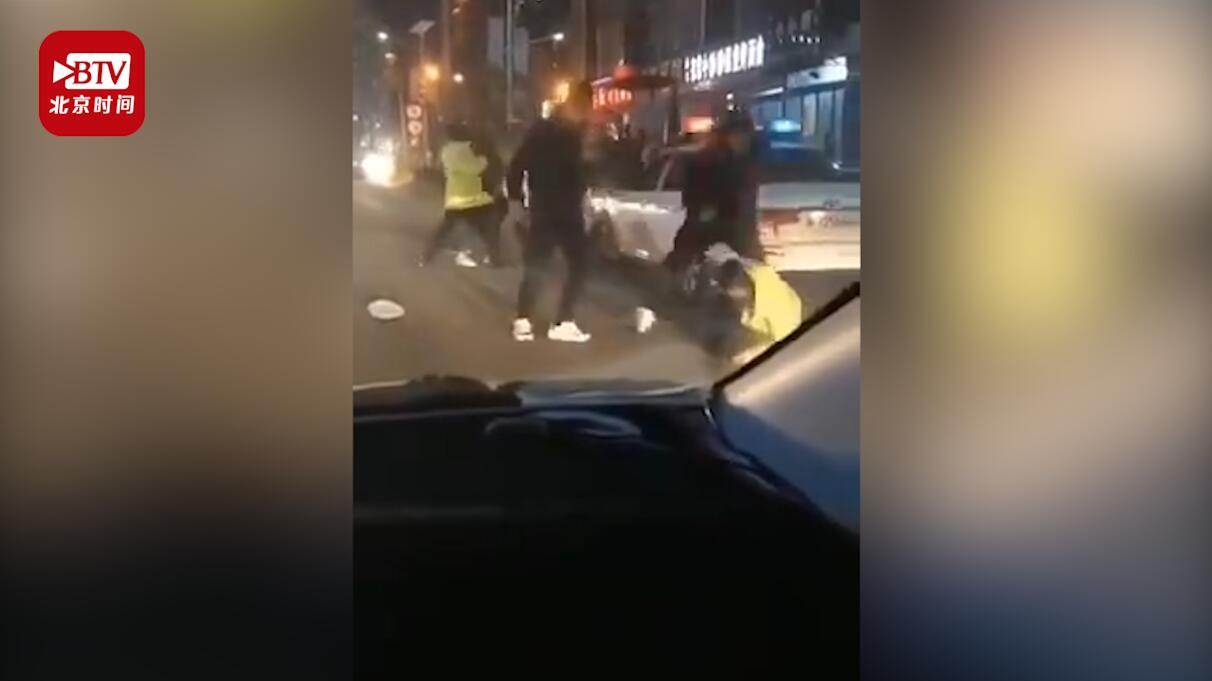三名交警当街遭推搡脚踢 警方：纠正违停时被暴力袭击