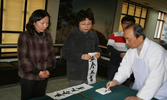 韩国人提前庆祝立春:贴汉字对联 白纸黑字亮了