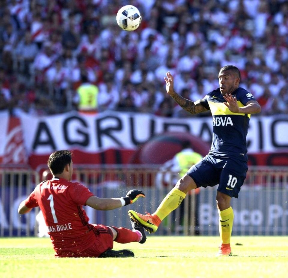 他在申花周薪高得吓人,与中超球员配合不起,说