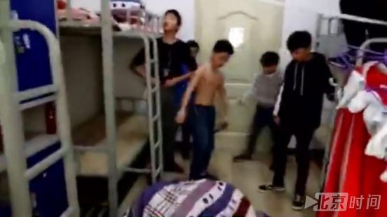 又见校园欺凌! 五个打一个 初一男生宿舍内被围殴4分钟 又见校园欺凌! 五个打一个 初一男生宿舍内被围殴4分钟