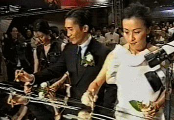 张曼玉淡定从容中充满了霸气，相反梁朝伟却似乎很羞涩。