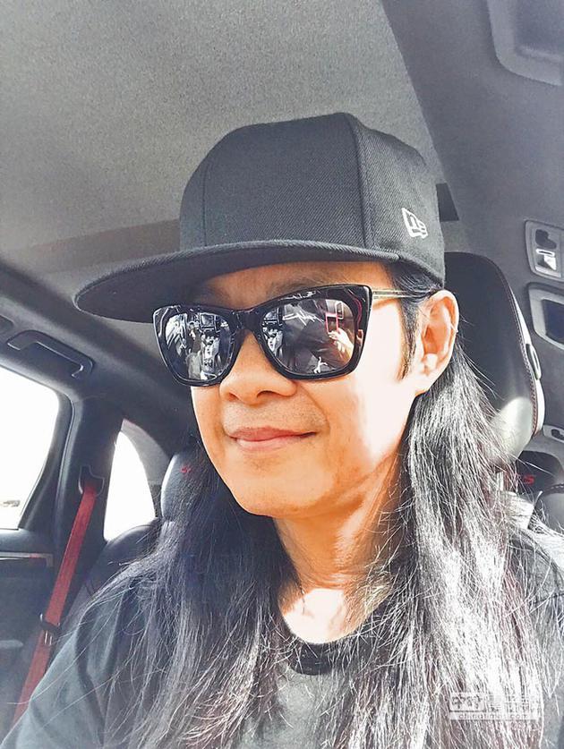 升降台突然倒塌 "草蜢"蔡一智摔伤尾椎报平安