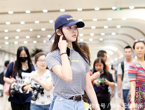 么短的超短裤还在往上卷边,网友大腿内侧都露