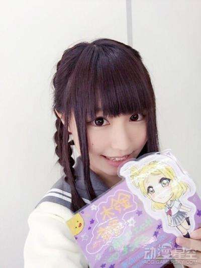新人声优铃木爱奈护士服COS照公开 超短裙尽显美腿