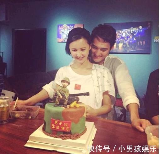 从坐姿看张嘉倪老公有多爱她,网友:宠成这样在