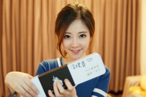 组图:不只会唱歌!美女主播冯提莫亲手做饼干送