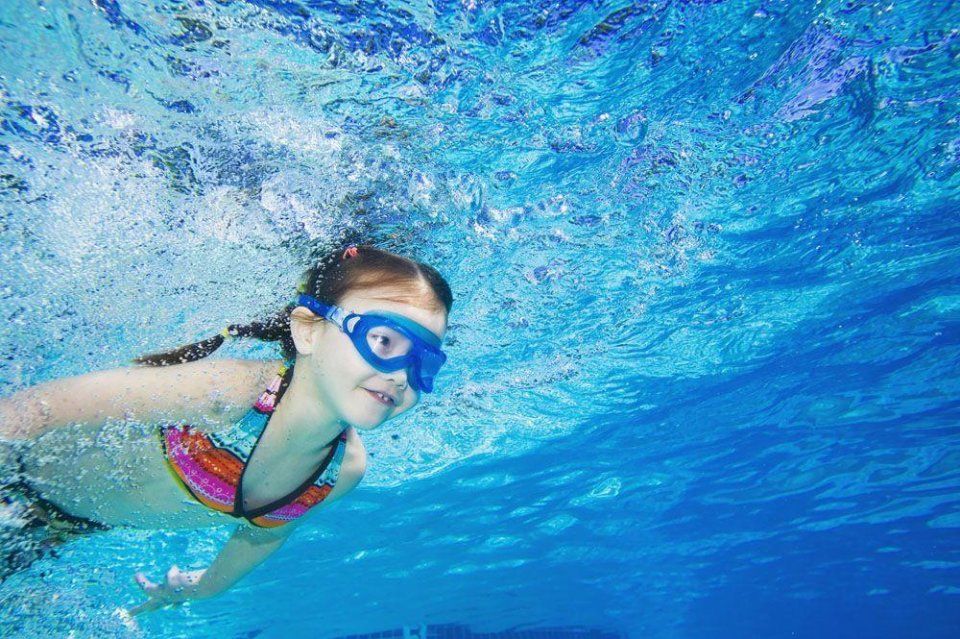 游泳池水为什么喜欢欺负女生?没想到女性游