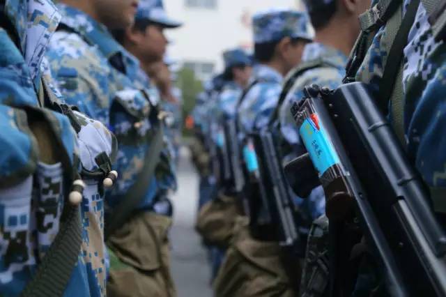 图为新兵在训练。