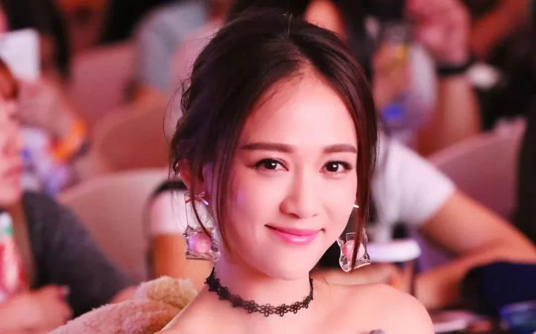 陈乔恩分享搞笑视频,蒋欣二个字形容恰当,偶像