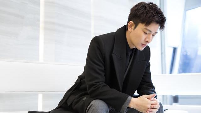 贾乃亮深夜瘫坐路边发酒疯?辟谣与金晨恋情后现身菜场 贾乃亮深夜瘫坐路边发酒疯?辟谣与金晨恋情后现身菜场